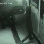 El siguiente video muestra un hombre atravesando la puerta cerrada de un negocio y luego vuelve a salir ante la mirada atónita de un vagabundo que está tirado en un rincón. Se trata de un fenómeno paranormal tipo poltergeist o los extraterrestres ya están infiltrados entre nosotros?